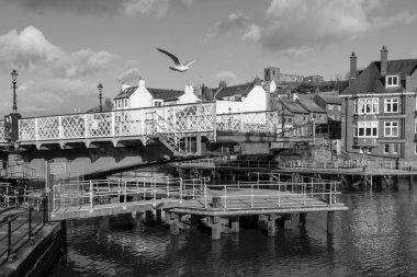 Whitby salıncak köprüsünün Kuzey Yorkshire 'daki siyah beyaz fotoğrafı.