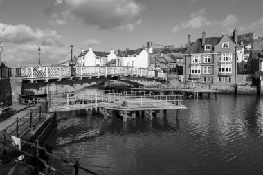 Whitby salıncak köprüsünün Kuzey Yorkshire 'daki siyah beyaz fotoğrafı.
