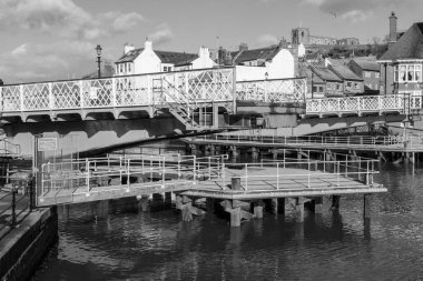 Whitby salıncak köprüsünün Kuzey Yorkshire 'daki siyah beyaz fotoğrafı.