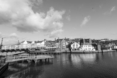 Whitby salıncak köprüsünün Kuzey Yorkshire 'daki siyah beyaz fotoğrafı.