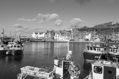 Whitby Marina 'nın Kuzey Yorkshire' daki siyah beyaz fotoğrafı.