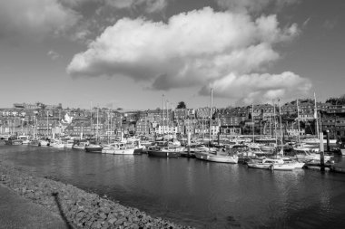 Whitby Marina 'nın Kuzey Yorkshire' daki siyah beyaz fotoğrafı.
