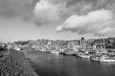 Whitby Marina 'nın Kuzey Yorkshire' daki siyah beyaz fotoğrafı.