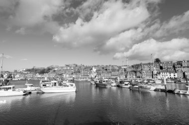 Whitby Marina 'nın Kuzey Yorkshire' daki siyah beyaz fotoğrafı.