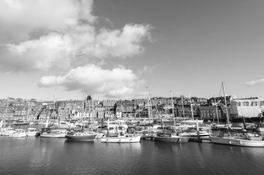 Whitby Marina 'nın Kuzey Yorkshire' daki siyah beyaz fotoğrafı.