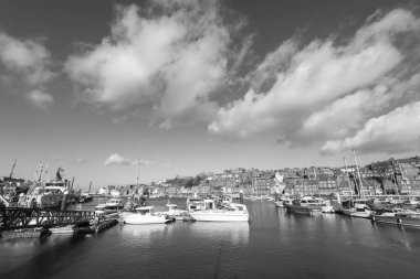 Whitby Marina 'nın Kuzey Yorkshire' daki siyah beyaz fotoğrafı.