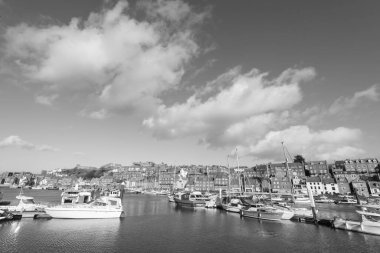 Whitby Marina 'nın Kuzey Yorkshire' daki siyah beyaz fotoğrafı.