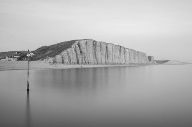 Dorset 'teki Jurassic Sahili' ndeki Batı Körfezi 'ndeki Doğu Kayalıkları' nın siyah beyaz fotoğrafı.