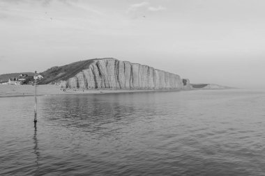 Dorset 'teki Jurassic Sahili' ndeki Batı Körfezi 'ndeki Doğu Kayalıkları' nın siyah beyaz fotoğrafı.