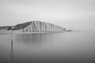 Dorset 'teki Jurassic Sahili' ndeki Batı Körfezi 'ndeki Doğu Kayalıkları' nın siyah beyaz fotoğrafı.