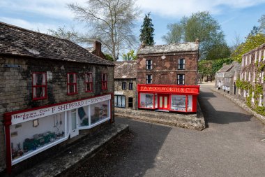 Wimborne. Dorset. United Kingdom.April 20tth 2022. Dorset 'teki Wimborne model kasabasında bir caddenin görüntüsü.