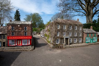 Wimborne. Dorset. United Kingdom.April 20tth 2022. Dorset 'teki Wimborne model kasabasında bir caddenin görüntüsü.