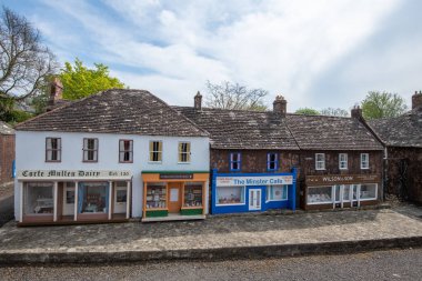 Wimborne. Dorset. United Kingdom.April 20tth 2022. Dorset 'teki Wimborne model kasabasında bir caddenin görüntüsü.