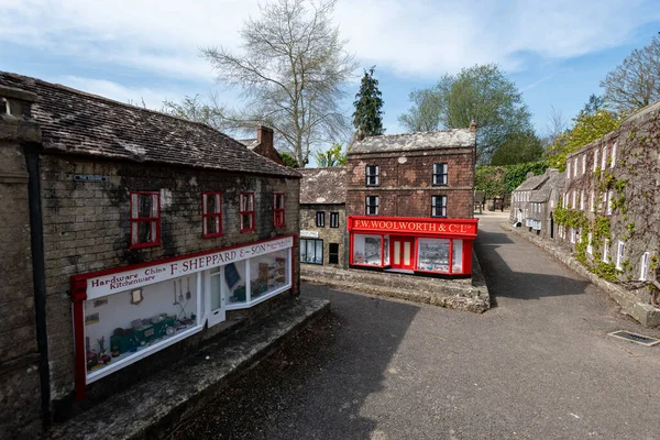 Wimborne. Dorset. United Kingdom.April 20tth 2022. Dorset 'teki Wimborne model kasabasında bir caddenin görüntüsü.