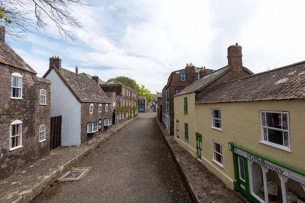 Wimborne. Dorset. United Kingdom.April 20tth 2022. Dorset 'teki Wimborne model kasabasında bir caddenin görüntüsü.