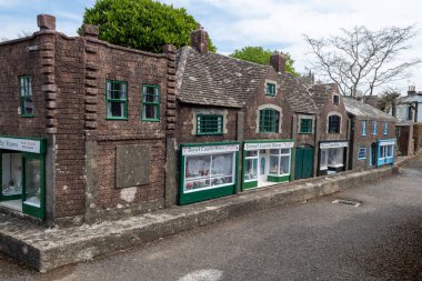 Wimborne. Dorset. United Kingdom.April 20tth 2022. Dorset 'teki Wimborne model kasabasında bir caddenin görüntüsü.