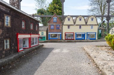 Wimborne. Dorset. United Kingdom.April 20tth 2022. Dorset 'teki Wimborne model kasabasında bir caddenin görüntüsü.