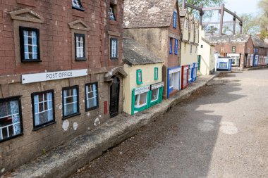 Wimborne. Dorset. United Kingdom.April 20tth 2022. Dorset 'teki Wimborne model kasabasında bir caddenin görüntüsü.