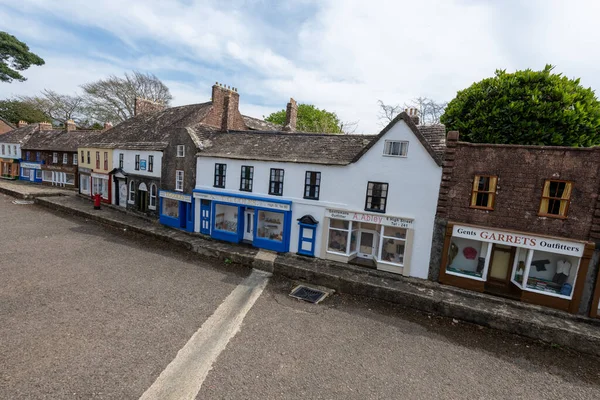 Wimborne. Dorset. United Kingdom.April 20tth 2022. Dorset 'teki Wimborne model kasabasında bir caddenin görüntüsü.