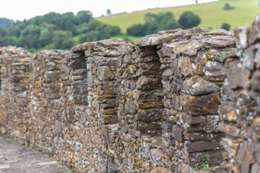 Totnes.Devon. Birleşik Krallık. 8 Ağustos 2021 Devon 'daki Totnes kalesinin tepesi.