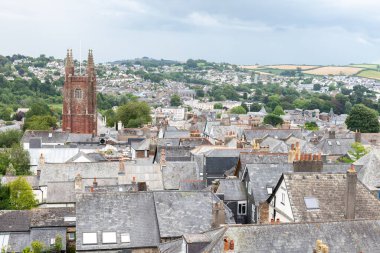 Totnes.Devon. Birleşik Krallık. 1 Ağustos 2021. Dartmoor Ulusal Parkı 'ndaki Totnes Şatosu' nun tepesinden.