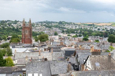 Totnes.Devon. Birleşik Krallık. 1 Ağustos 2021. Dartmoor Ulusal Parkı 'ndaki Totnes Şatosu' nun tepesinden.