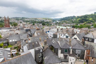 Totnes.Devon. Birleşik Krallık. 1 Ağustos 2021. Dartmoor Ulusal Parkı 'ndaki Totnes Şatosu' nun tepesinden.