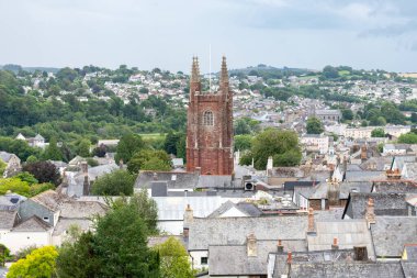 Totnes.Devon. Birleşik Krallık. 1 Ağustos 2021. Dartmoor Ulusal Parkı 'ndaki Totnes Şatosu' nun tepesinden.
