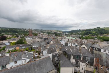 Totnes.Devon. Birleşik Krallık. 1 Ağustos 2021. Dartmoor Ulusal Parkı 'ndaki Totnes Şatosu' nun tepesinden.