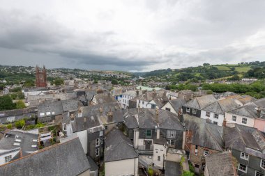 Totnes.Devon. Birleşik Krallık. 1 Ağustos 2021. Dartmoor Ulusal Parkı 'ndaki Totnes Şatosu' nun tepesinden.