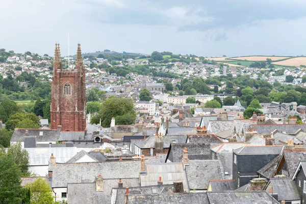 Totnes.Devon. Birleşik Krallık. 1 Ağustos 2021. Dartmoor Ulusal Parkı 'ndaki Totnes Şatosu' nun tepesinden.
