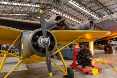 Yorkshire. Birleşik Krallık. 16 Şubat 2022. İkinci Dünya Savaşı 'ndan kalma Fairchild Argus nakliye uçağı Yorkshire Hava Müzesi' nde sergileniyor.