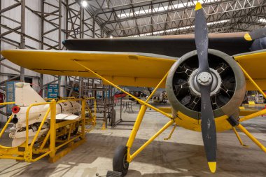 Yorkshire. Birleşik Krallık. 16 Şubat 2022. İkinci Dünya Savaşı 'ndan kalma Fairchild Argus nakliye uçağı Yorkshire Hava Müzesi' nde sergileniyor.