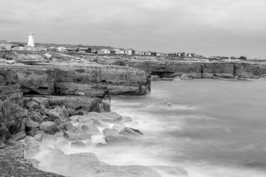 Dorset 'teki Portland Bill' in kayalık kıyı şeridinde akıntıya uzun süre maruz kalmışlar. 