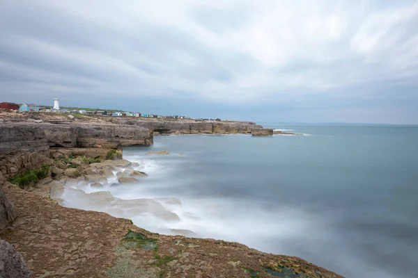 Długa Ekspozycja Fali Przepływającej Przez Skaliste Wybrzeże Portland Bill Dorset — Zdjęcie stockowe