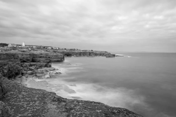 Lunga Esposizione Della Marea Che Scorre Sulla Costa Rocciosa Portland — Foto Stock