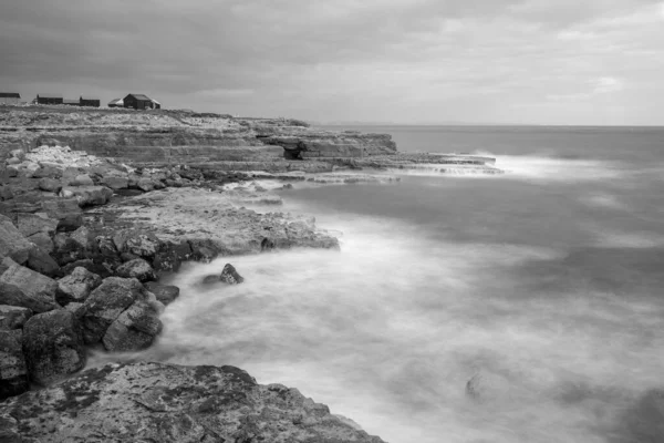 Larga Exposición Marea Que Fluye Sobre Costa Rocosa Portland Bill —  Fotos de Stock