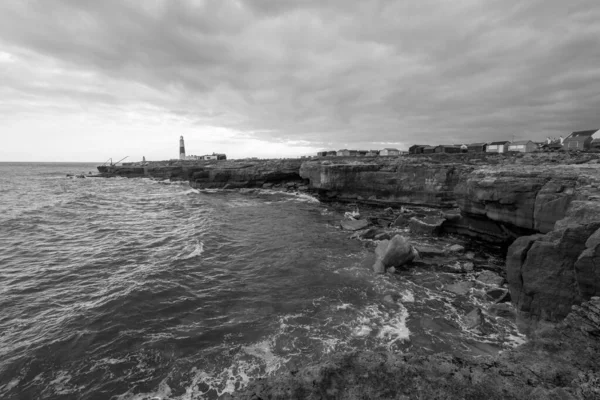 多塞特侏罗纪海岸波特兰灯塔的黑白照片 — 图库照片