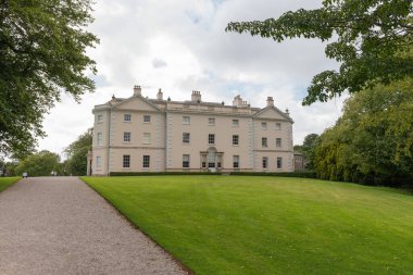 Plymouth. Devon. Birleşik Krallık. 6 Ağustos 2021. Devon 'daki Saltram evinin batı cephesinin manzarası.