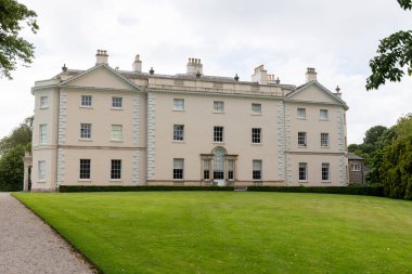 Plymouth. Devon. Birleşik Krallık. 6 Ağustos 2021. Devon 'daki Saltram evinin batı cephesinin manzarası.