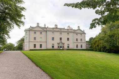 Plymouth. Devon. Birleşik Krallık. 6 Ağustos 2021. Devon 'daki Saltram evinin batı cephesinin manzarası.