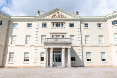 Plymouth. Devon. Birleşik Krallık. 6 Ağustos 2021. Devon 'daki Saltram evinin ana girişinin görüntüsü.