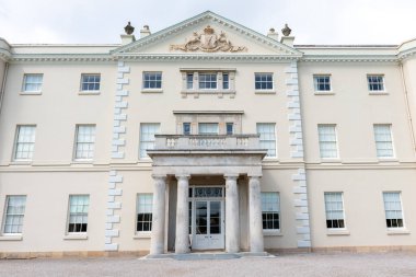 Plymouth. Devon. Birleşik Krallık. 6 Ağustos 2021. Devon 'daki Saltram evinin ana girişinin görüntüsü.