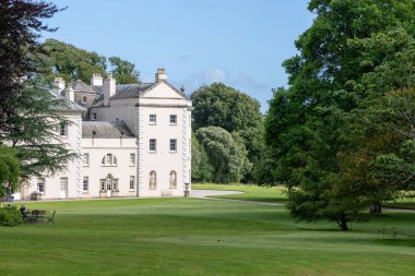 Plymouth. Devon. Birleşik Krallık. 6 Ağustos 2021. Devon 'daki Saltram evinin batı cephesinin manzarası.