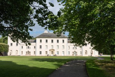 Plymouth. Devon. Birleşik Krallık. 6 Ağustos 2021. Devon 'daki Saltram evinin batı cephesinin manzarası.