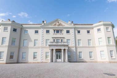 Plymouth. Devon. Birleşik Krallık. 6 Ağustos 2021. Devon 'daki Saltram evinin ana girişinin görüntüsü.
