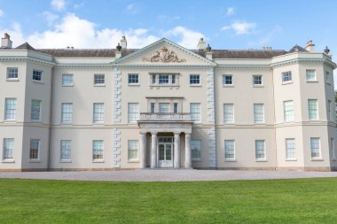 Plymouth. Devon. Birleşik Krallık. 6 Ağustos 2021. Devon 'daki Saltram evinin ana girişinin görüntüsü.