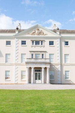 Plymouth. Devon. Birleşik Krallık. 6 Ağustos 2021. Devon 'daki Saltram evinin ana girişinin görüntüsü.