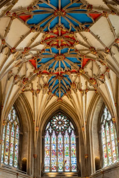 2022年6月2日英国格洛斯特郡特沃克斯伯里修道院内询问天花板的视图 — 图库照片