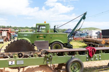 Batı Bay.Dorset.Birleşik Krallık. 12 Haziran 2022 Batı Körfezi Vintage rallisinde restore edilmiş Unipower kereste traktörü gösteriliyor.